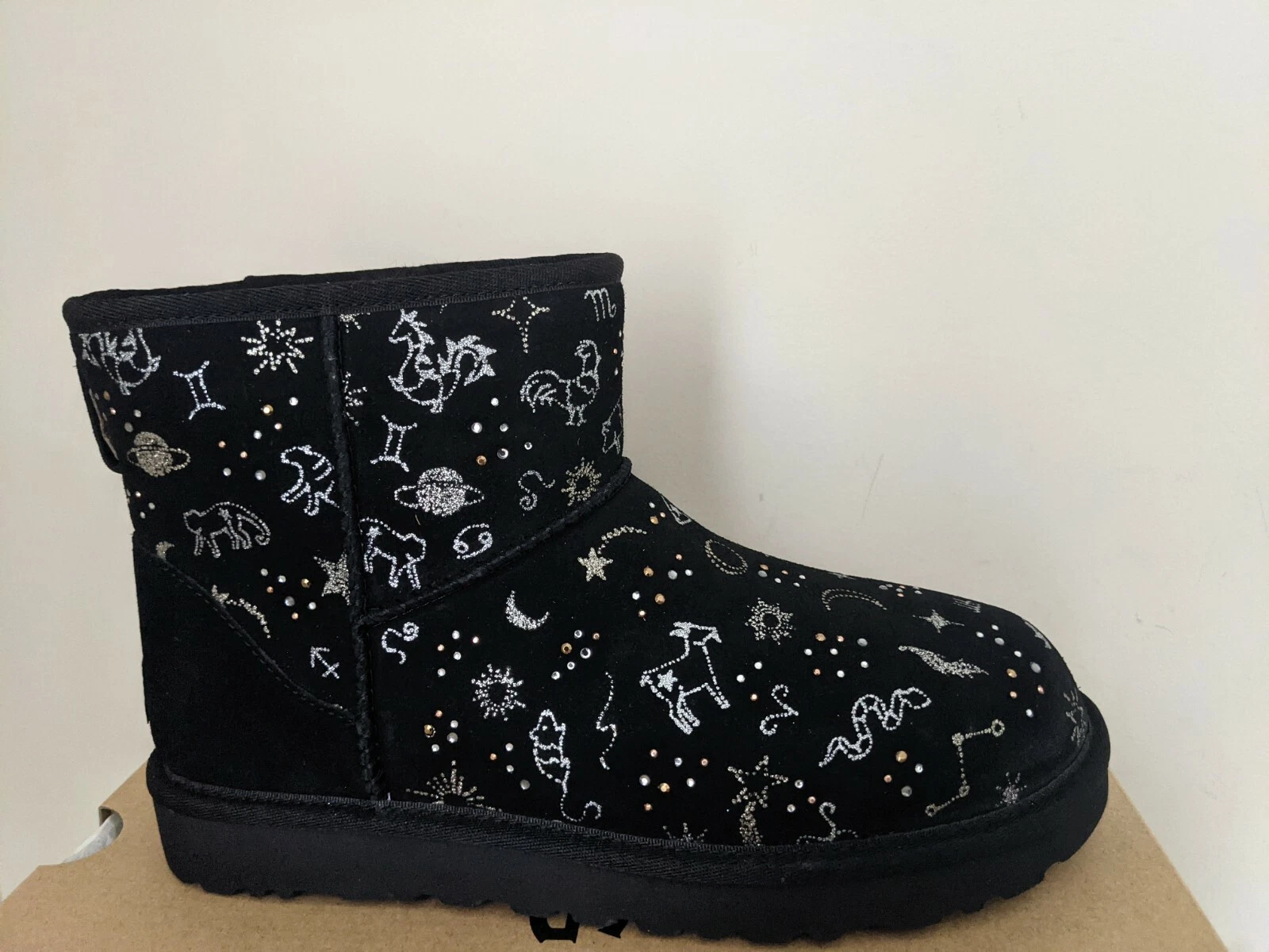 Mini stivali Ugg Australia da donna classici Zodiac taglia 7 nuovi con scatola