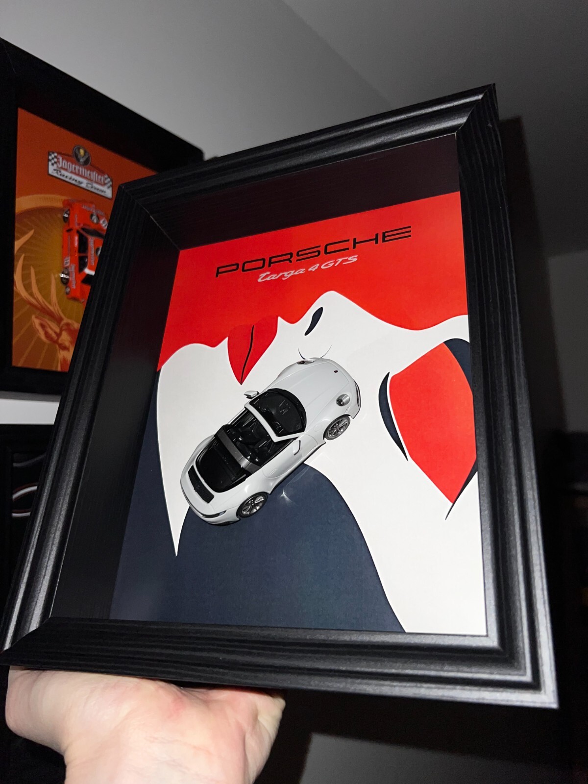 Cadre Porsche 992 Targa 4 GTS gris craie vitrine miniature 1/43 design