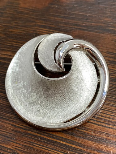 Vintage Crown Trifari Modernist Swirl Brooch Silver Textured Book Piece B5
