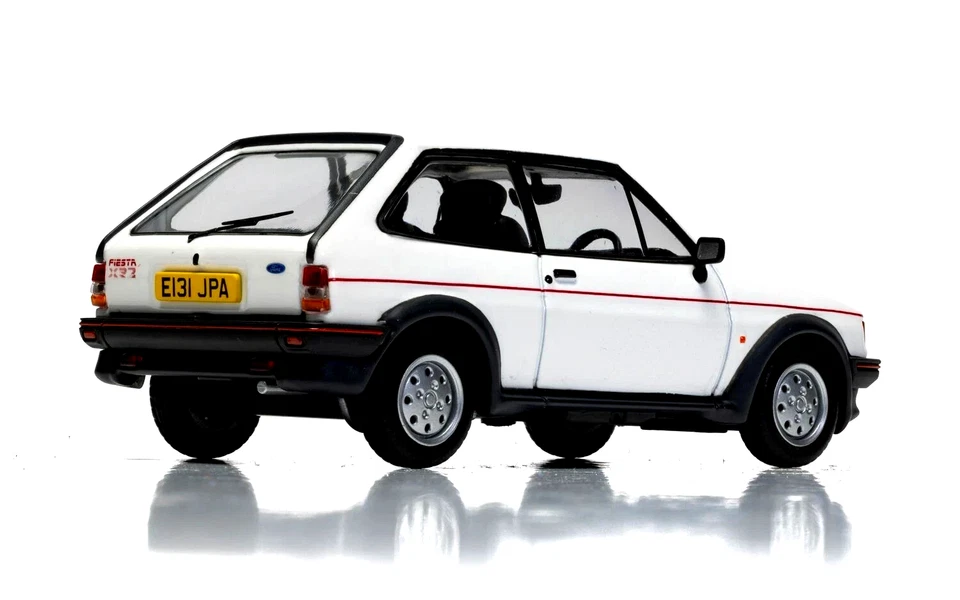 CORGI VANGUARDS 1/43 DIECAST 1988 FORD FIESTA MKII MK2 XR2 DIAMOND WHITE VA14403 - Image 2 of 4