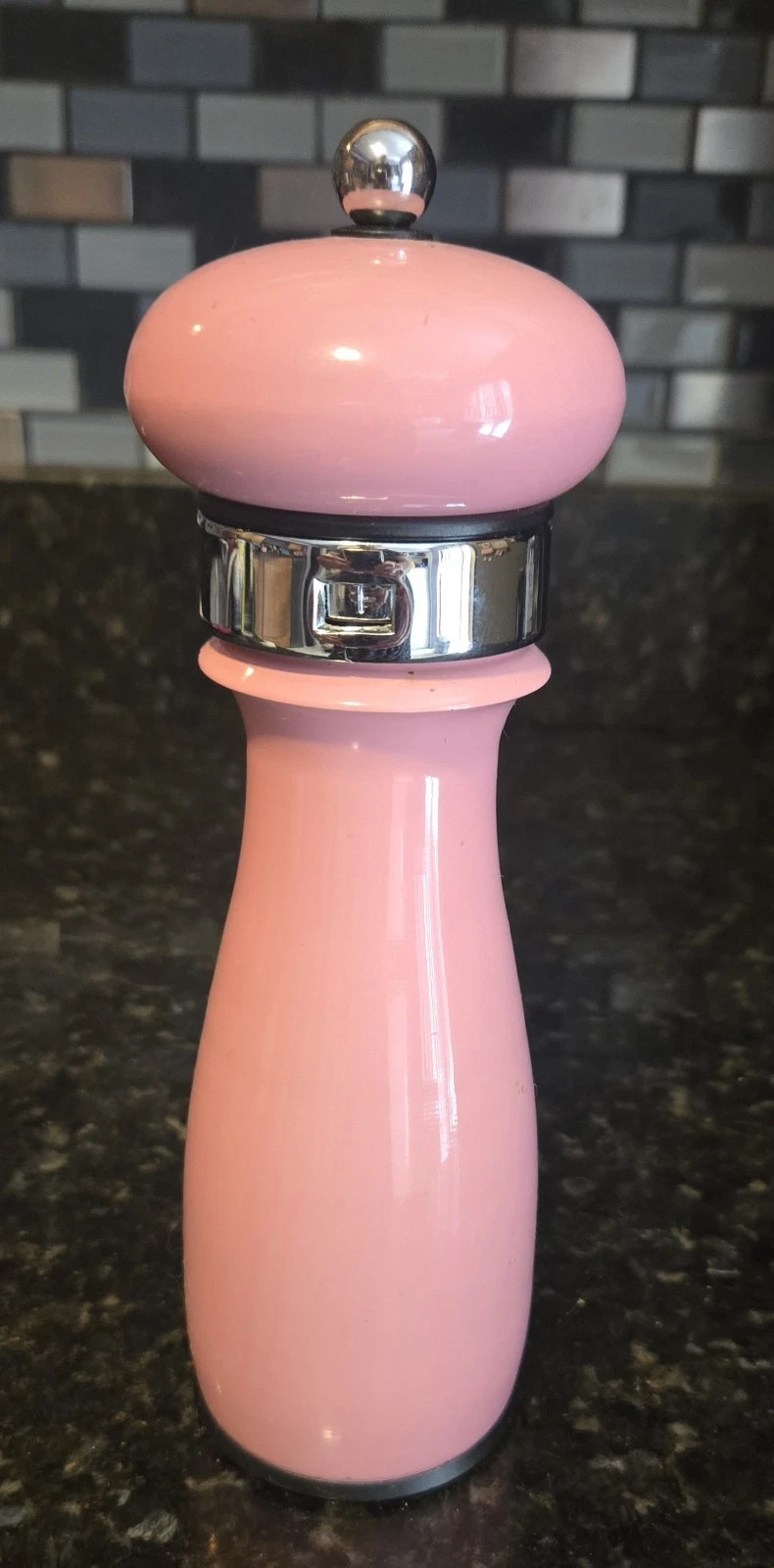 William WM Bounds Pink Enameled Adjustable Pepper Mill Grinder Coarse Med Fine
Opens in a new window