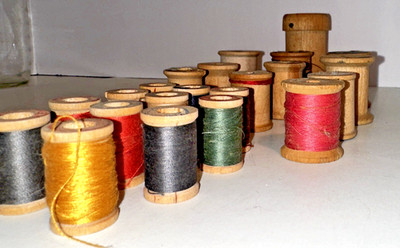 22 Vintage Wood Spools Lots 11 one inch spools Of Thread