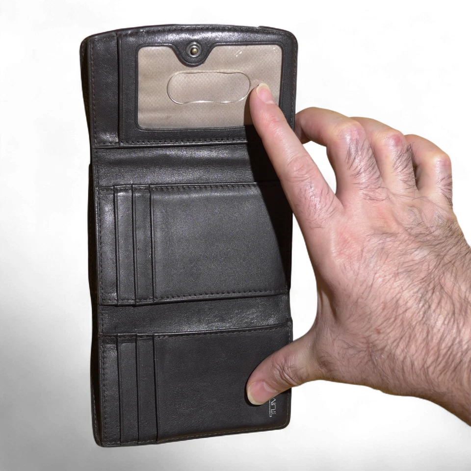 TUMI Hombres Cartera Cuero Gris Triple RFID Cierre a Presión 6 Ranuras para Tarjetas Bolsillos Usada en Excelente Condición Foto 3 de 4