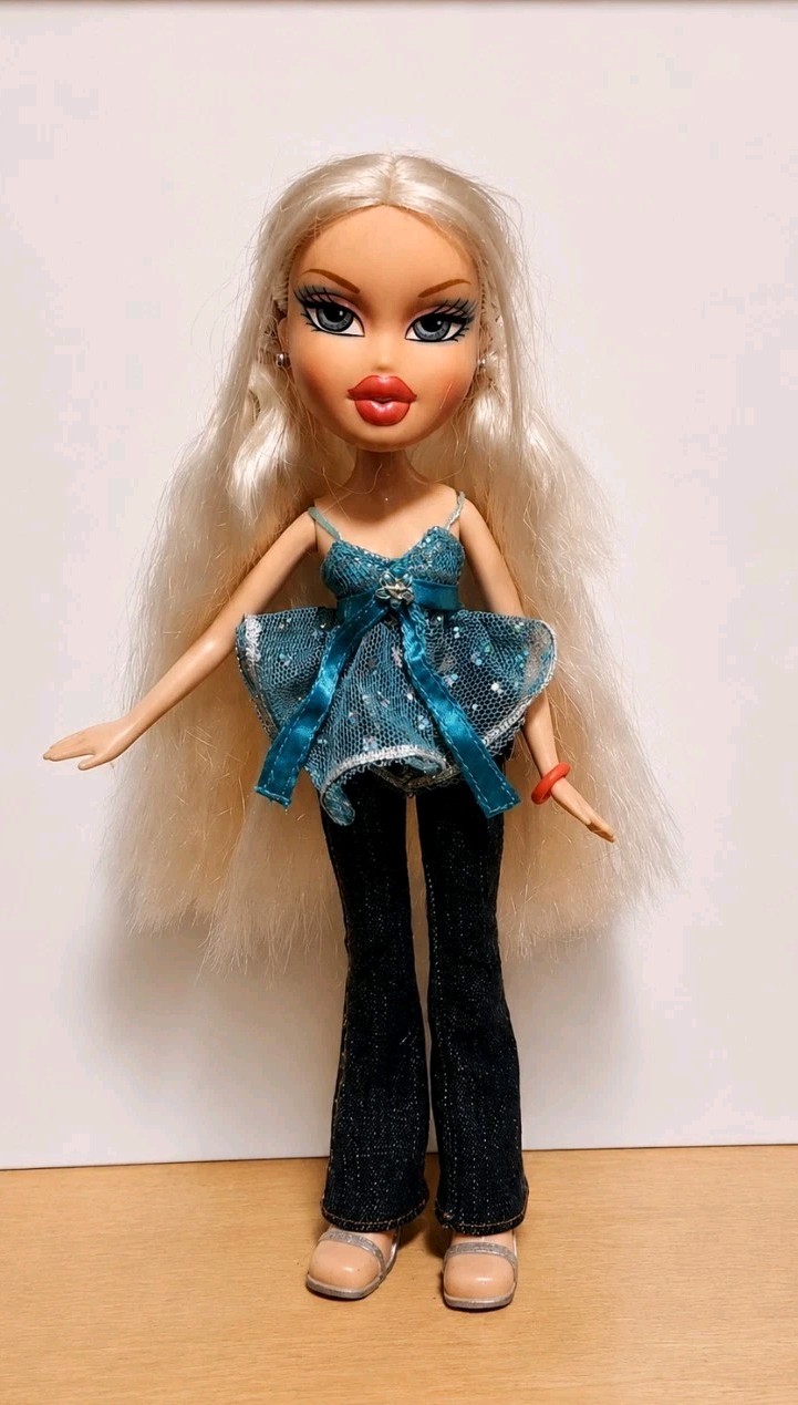 Bratz Cloe fashion doll by MGA Entertainment (2001)