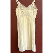 Vintage Ivory Lace Nylon Full Slip Dress Lingerie Cottagecore M Scalloped Hem