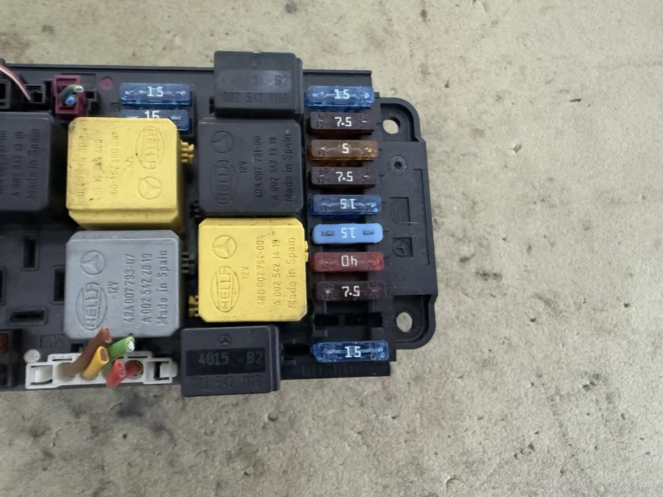 2001-2009 Mercedes W203 C240 Front SAM Fuse Relay Box Module 2095451101 Oem - Image 4 of 4