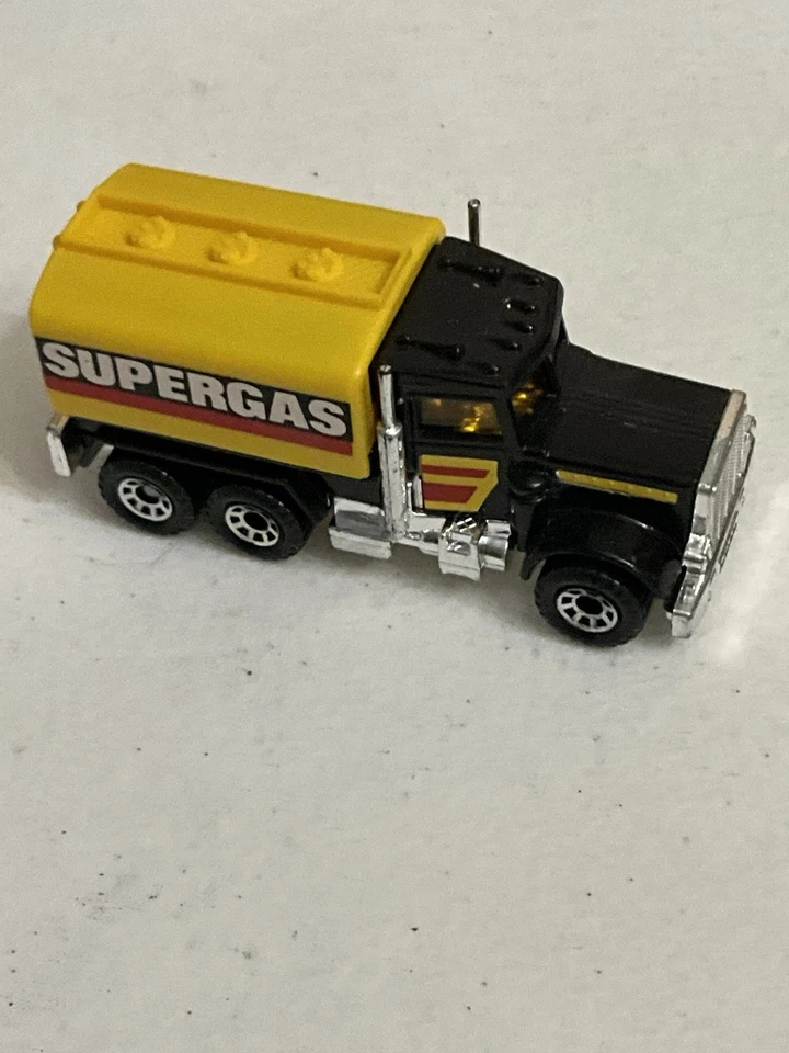 Camión cisterna Peterbilt SuperGas Matchbox 1981 vintage negro #56 Foto 3 de 4