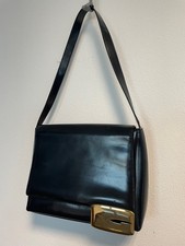 Gucci. Borsa Vintage In Pelle nera e Patta Con Grande Logo frontale