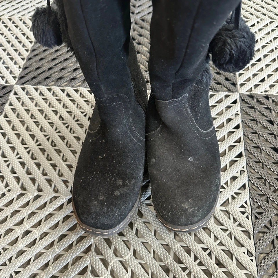 Botas de inverno BareTraps camurça preta acabamento de pele sintética detalhes Pom Pom tamanho 6M - Imagem 2 de 4