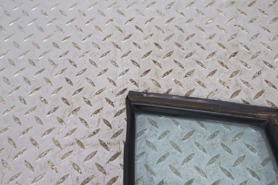 Ventana de vidrio de ventilación trasera izquierda Cadillac Brougham 88-89 (con techo de vinilo) solo vidrio Foto 3 de 4