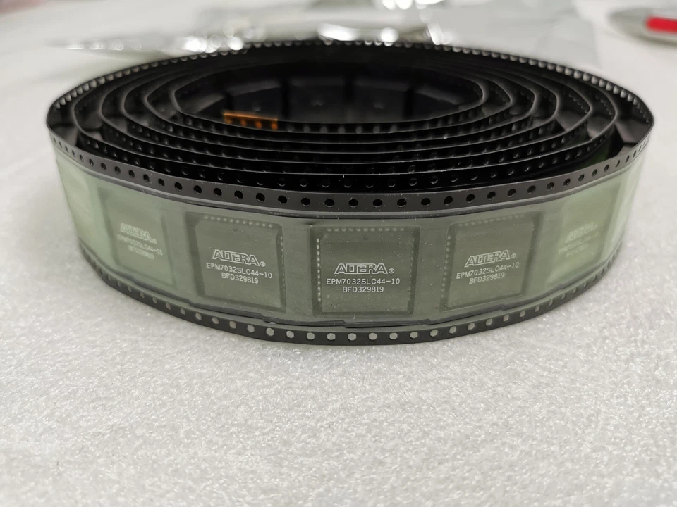 100x Altera EPM7032SLC44-10 CPLD Complex Programmable Logic Device (Lot of 100)