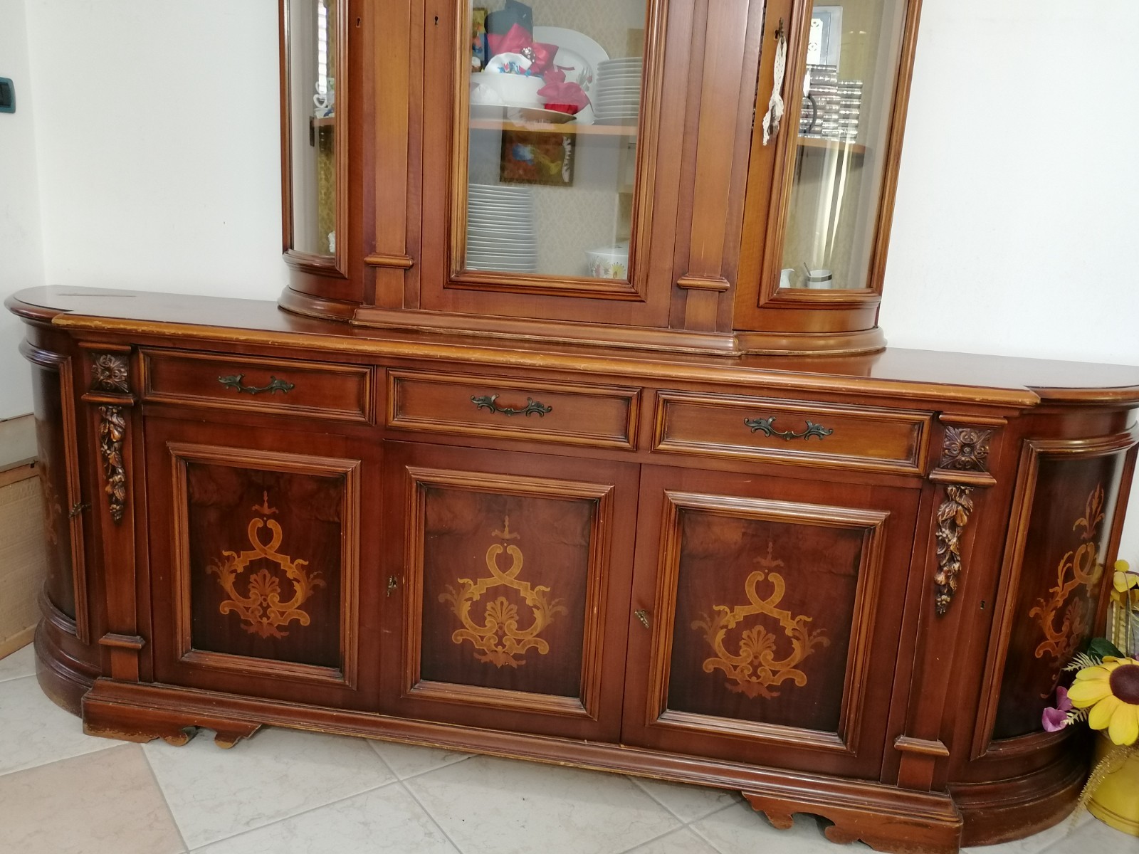 Sala da pranzo buffet in legno massello credenza e cristalliera, tavolo