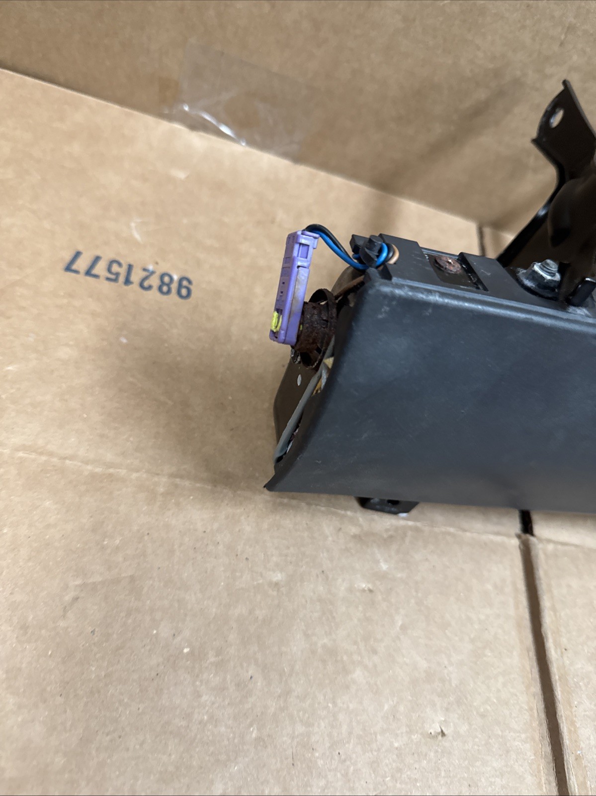 2011 2012 2013 2014 2015 AUDI R8 FRONT LEFT KNEE ASSEMBLY Bracket OEM 4330