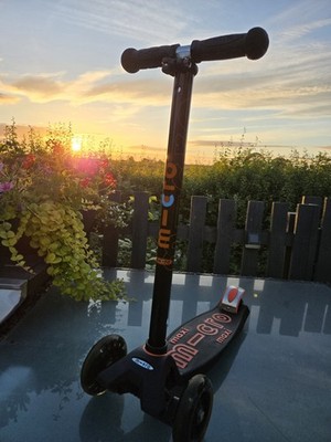 Micro Maxi Deluxe LED Black & Orange Scooter Sehr Guter Zustand.