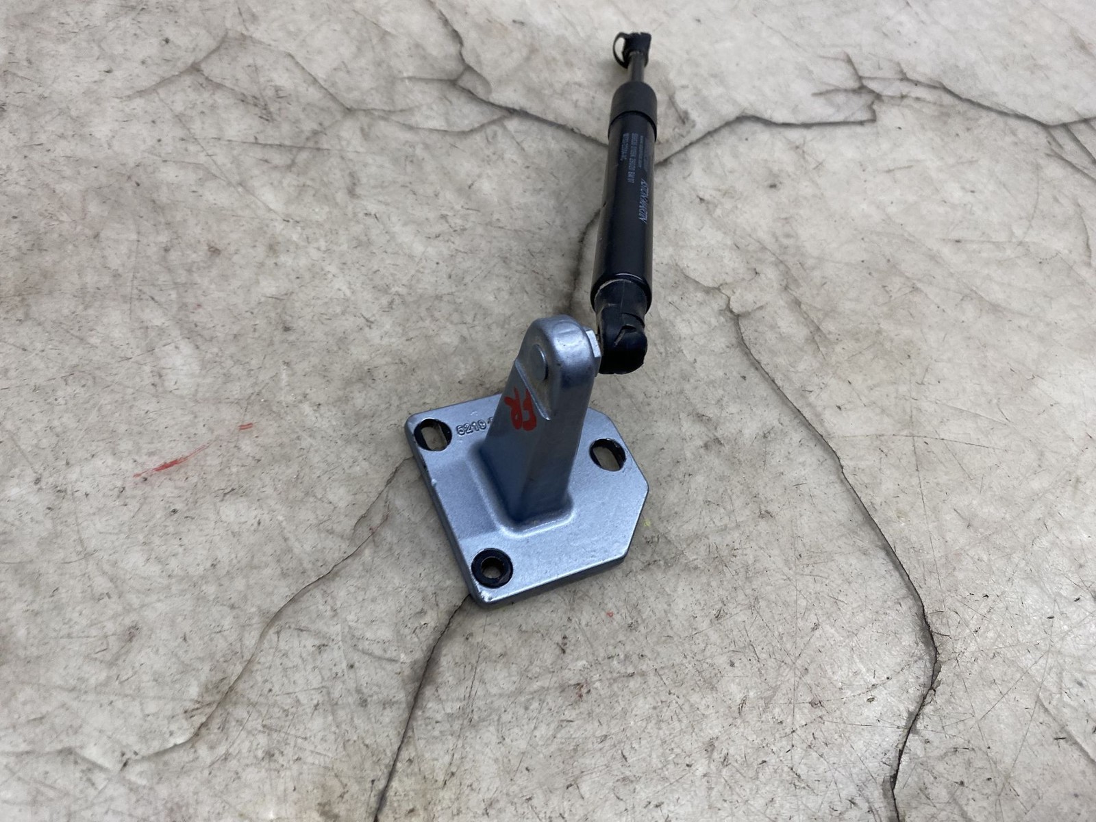 2020-2024 ASTON MARTIN DBX OEM FRONT RIGHT DOOR BRACKET W/ GAS STRUT CYLINDER
