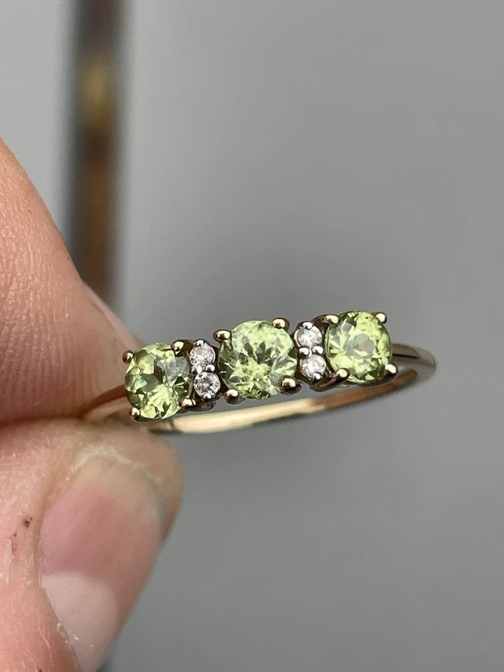 9ct Gold Diamond Three Stone Peridot Ring, 9k 375 - Image 3 of 4