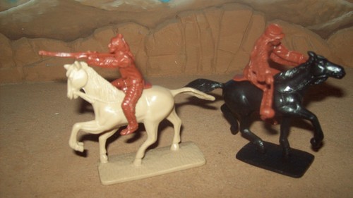 Two original Classic Toy Soldiers iriding Sioux Indians w/horses