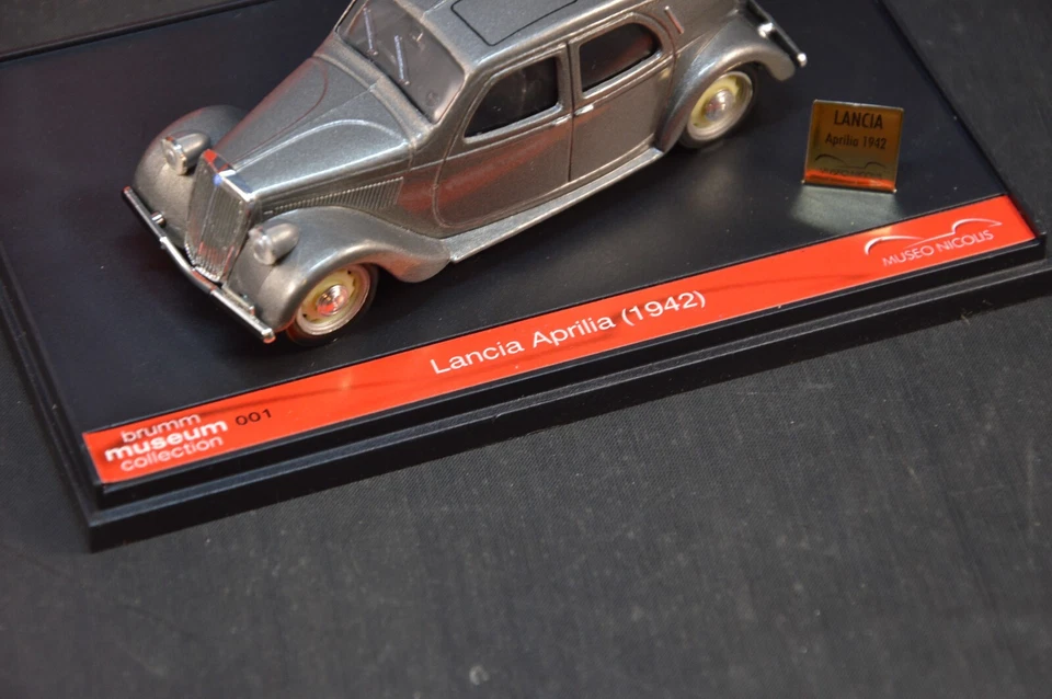 Brumm 1/43 Colección Museo Lancia Aprilia (1942) Museo Nicolis Die Cast Plata - Imagen 3 de 4