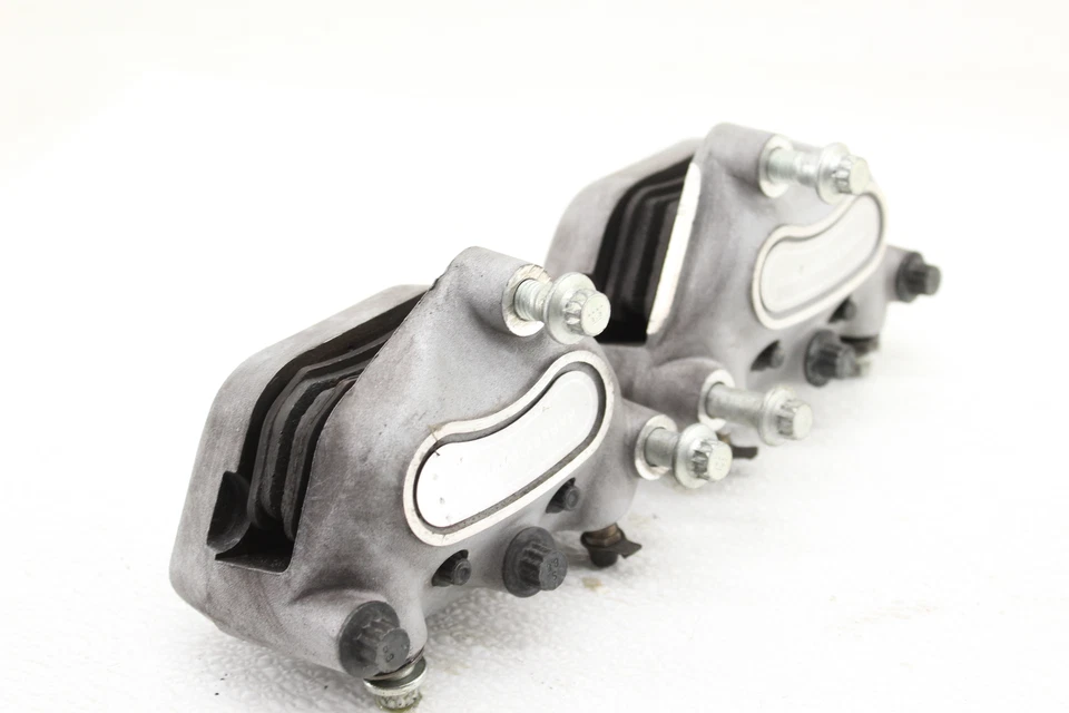 Juego de pinzas de freno delanteras derecha e izquierda Harley Davidson Road Glide 2005 par Foto 2 de 4