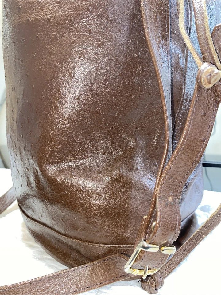 Bolso con cordón de cuero de avestruz genuino marrón oscuro hecho en Italia Foto 2 de 4