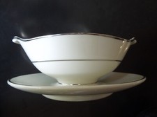 Bateau à sauce avec sous-plaque attachée moderne (garniture platine) par ROYAL JACKSON