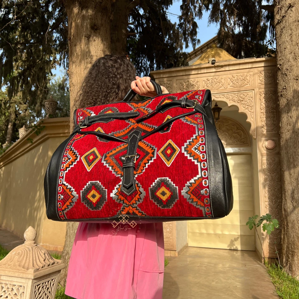 Bolso de fin de semana negro para bolso de viaje de cuero victoriano unisex con kilim rojo Foto 2 de 4