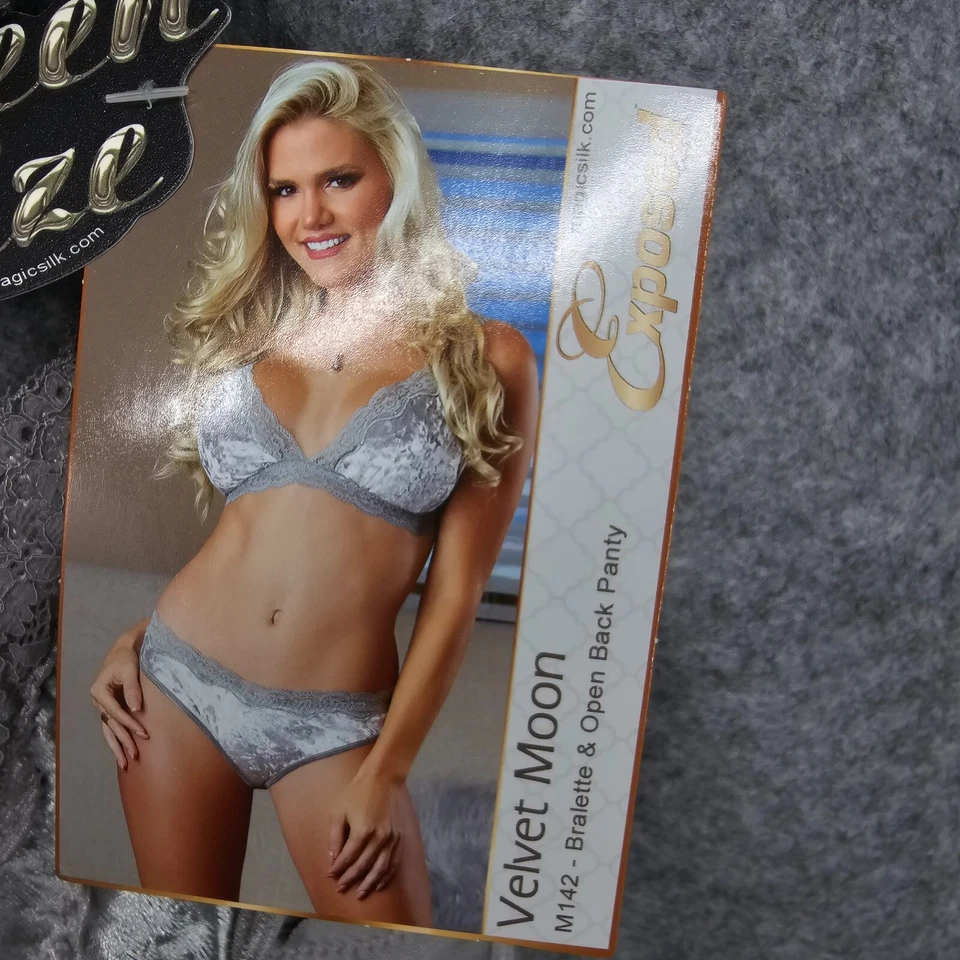 Bralette Luna Terciopelo Expuesto y Panty Peek-a-Boo Trasero Mujer Reina 1X-3X Plateado Foto 2 de 4