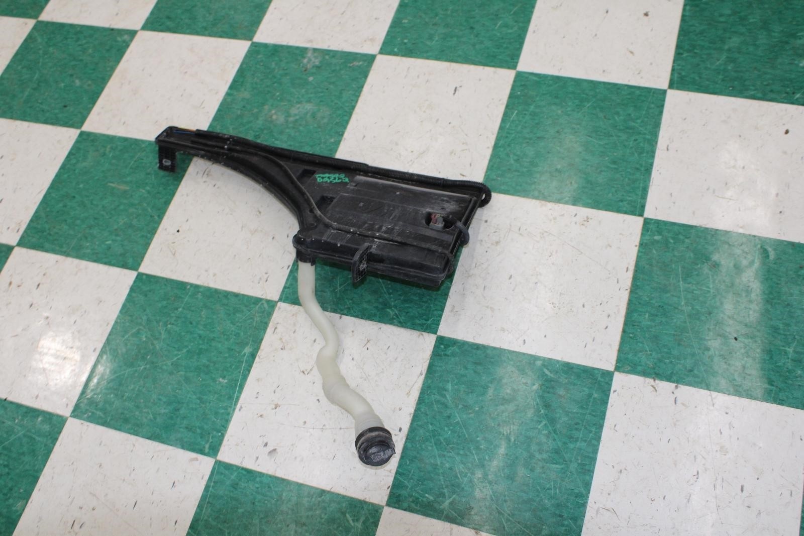 Maserati Ghibli 2014-2024 Washer reservoir