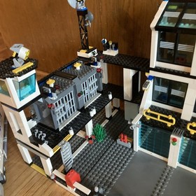 LEGO CITY 7743 & 7744 Police Headquarters 100% Complete w/Minifigures & Manuals