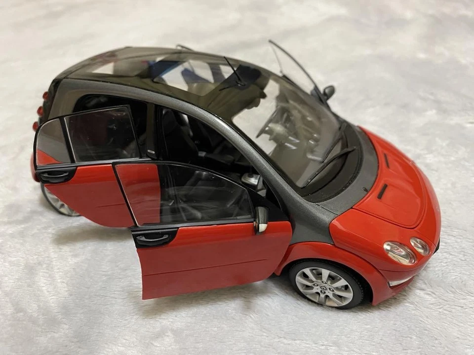 Kyosho Smart Forfour 1/18 Diecast Car Model - Precision Build - No Glass Case - Image 2 of 4