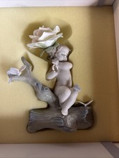 Rara statuina Lladro da qualche parte nel giardino #6919 bambino con porcellana rosa nuova