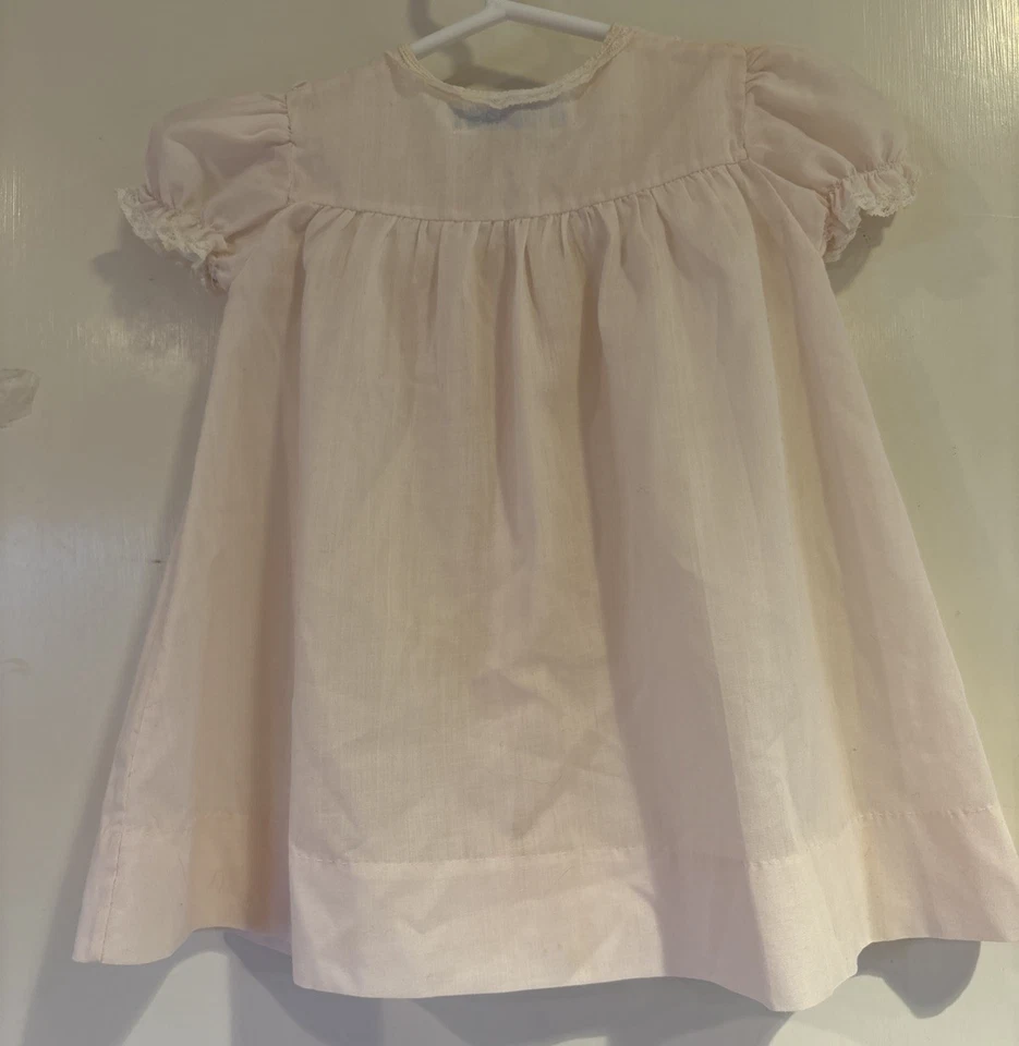 Feltman Brothers 复古粉色蕾丝纽扣连衣裙 — 第 4/4 张图片