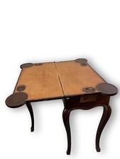TABLE DE JEU. STYLE BAROQUE. BOIS DE NOYER. ESPAGNE. XVIIIE SIECLE