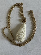 Vintage Hand Carved 3D-Rose Celluloid Pendant Necklace Gold Tone Chain 18” Ne1