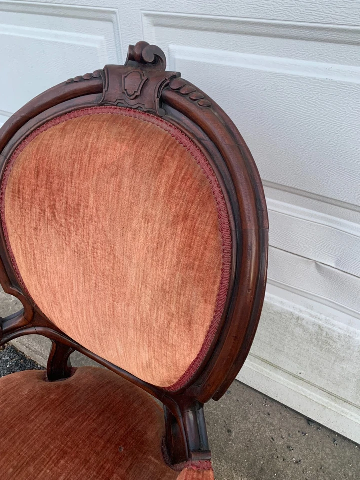 古董维多利亚雕刻木扶手椅天鹅绒挂毯内饰高靠背 — 第 3/4 张图片