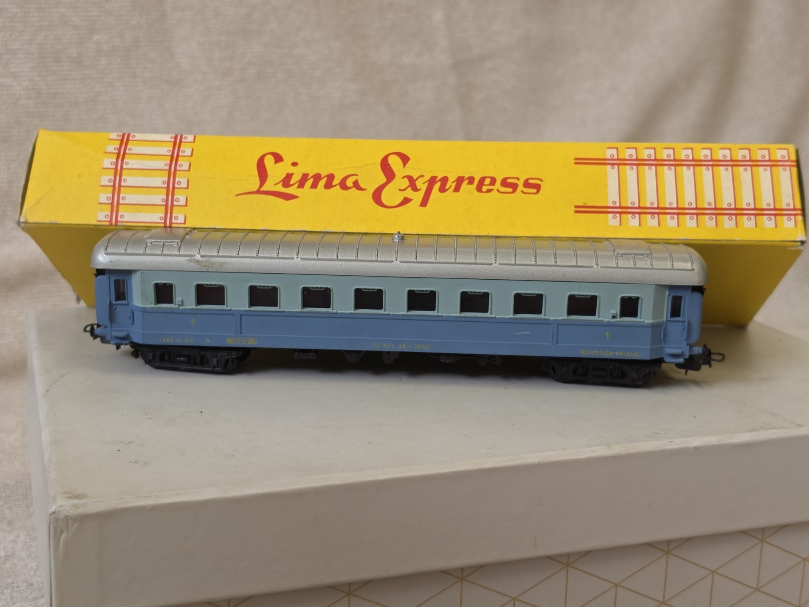 Modello In Scala HO LIMA 1960's ITALIAN FS 1ST C. PASSENGERS WAGON with or. box.
