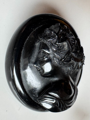 Gagat Jugendstil Kamee Brosche - Prächtige Gagat Gemme - Durchmesser 4,8 cm