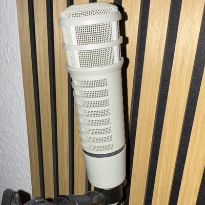 Electro-Voice RE20 dynamisches Broadcast-Mikrofon, Grau, dynamischer Formfaktor