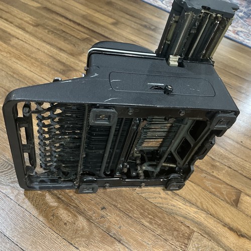 Not Tested Royal Vintage Typewriter - Picture 9 of 9