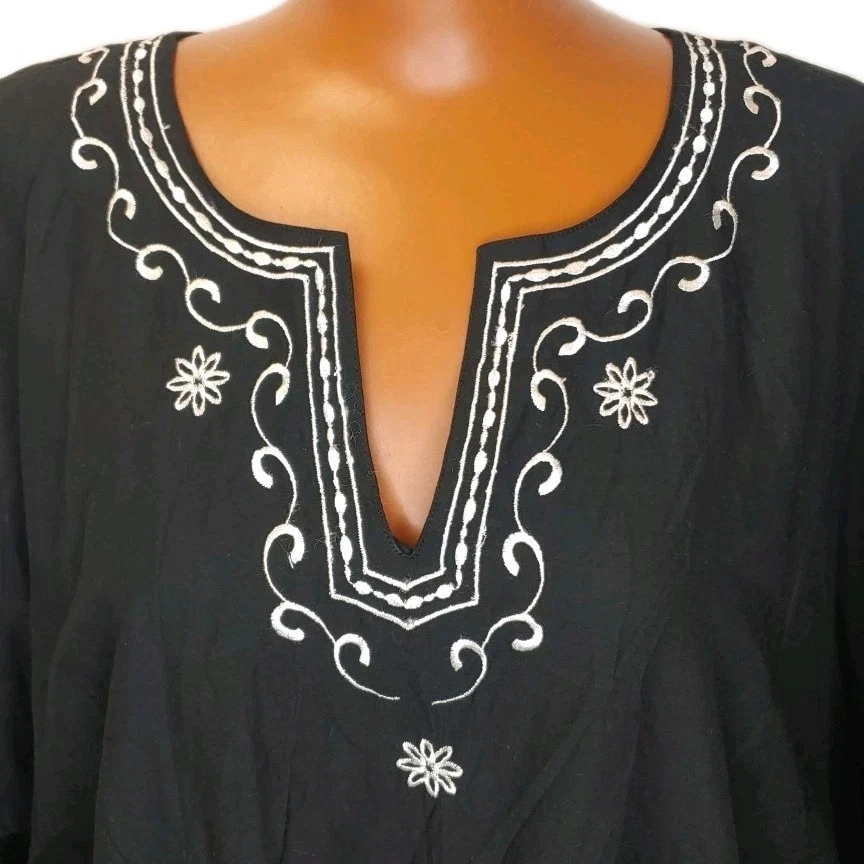 Mainstreet Butterfly Batwing Top Plus 2X Black Floral Embroidery Smocked Waist Foto 3 de 4