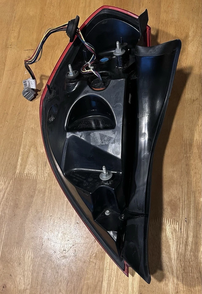 Luz trasera Lincoln MKS 2013-2016 (lado derecho/pasajero) Foto 2 de 4