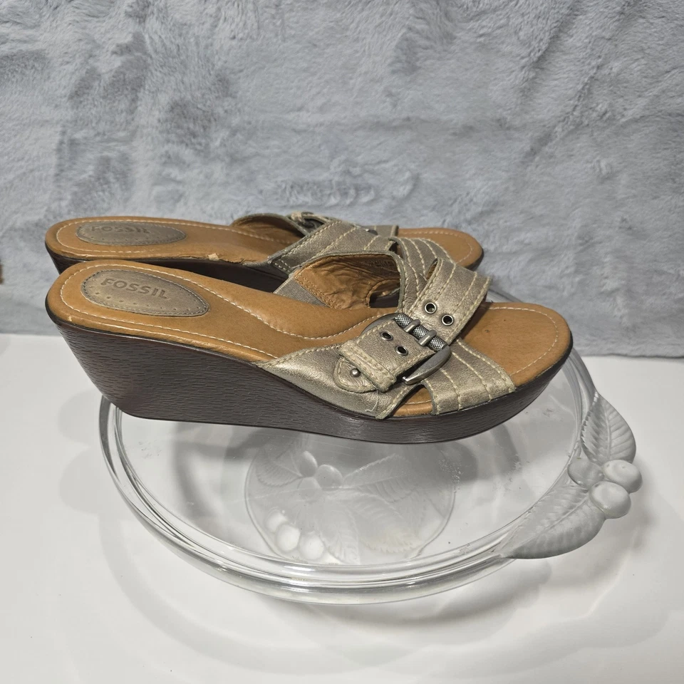 Sandalias de mujer Fossil con plataforma de cuña de cuero con hebilla de peltre frontal talla 9,5 Foto 3 de 4