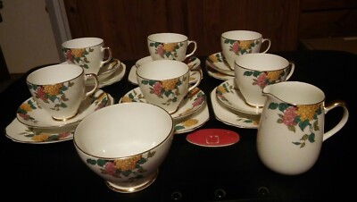 Jade's Bone China Floral Trios x 6 + Zuckerdose & Milchkännchen. Goldfelgen, überbacken