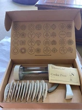 The Pampered Chef 1525 Cookie Press with 15 DISCS