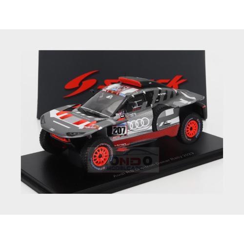 Spark 1/18 – Audi Q E-Tron RS #207 Rallye Dakar 2023 – Sainz & Cruz – Avec Présentoir