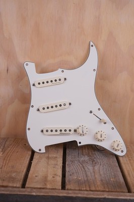 Fender Eric Clapton Loaded Stratocaster Schlagbrett in weiß