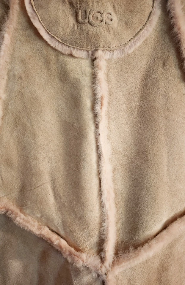 Nuevo sin etiquetas Raro UGG Australia Rosa Pálido Gamuza Piel de Oveja Forrado Chal Envolvente Poncho Talla S/M Foto 2 de 4