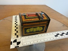 QAMAR India Blaszana zabawka Skarbonka z lat 1940. Blacha Etui oszczędnościowe Skrzynia 8x6x6cm