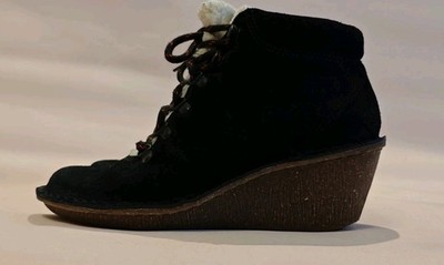 Clarks Artisan Wildleder-Stiefeletten mit Keilabsatz, Größe 6D schwarz Marsden Grace 