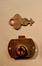 1 Small Lock  for slot machine or gumball machine